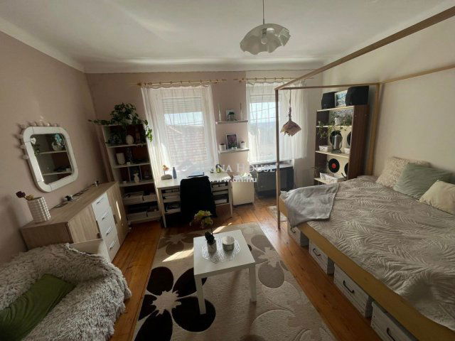 Eladó családi ház, Pécsett 99 M Ft, 6 szobás