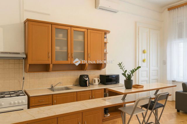 Eladó téglalakás, Budapesten, VI. kerületben 88.9 M Ft, 3 szobás