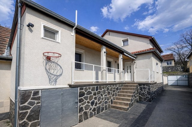 Eladó családi ház, Hosszúhetényen 94.9 M Ft, 8 szobás