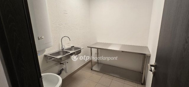 Eladó üzlethelyiség, Hajdúböszörményen 25 M Ft