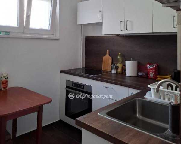 Eladó panellakás, Debrecenben 69.9 M Ft, 3 szobás