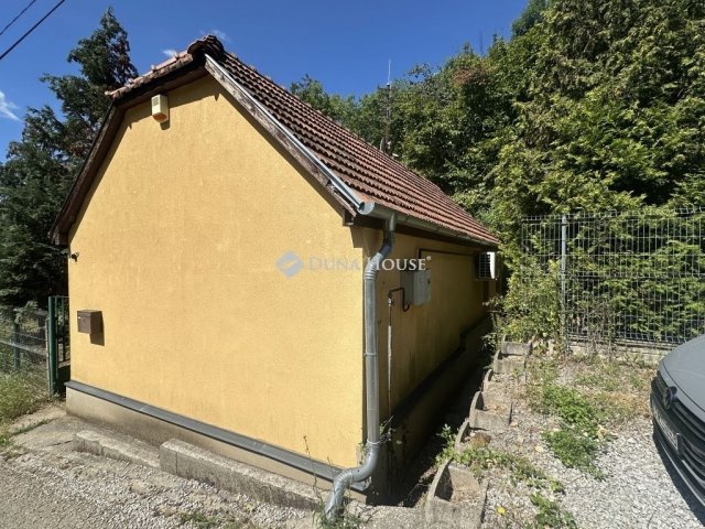 Eladó családi ház, Pécsett 45 M Ft, 2 szobás