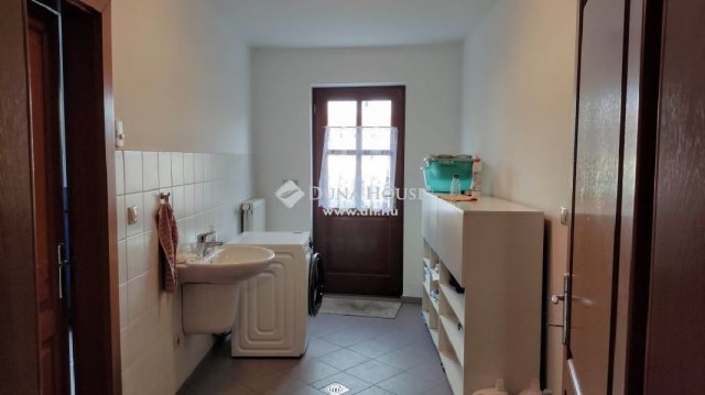 Eladó családi ház, Esztergomban 199 M Ft, 4 szobás