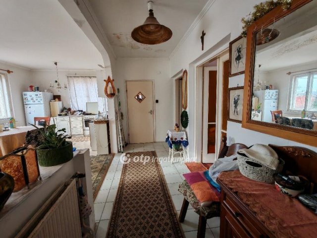 Eladó családi ház, Zsámbékon 64.9 M Ft, 5 szobás