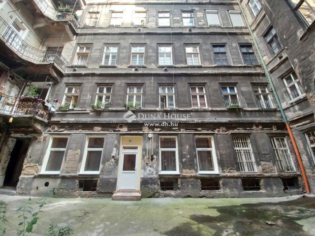 Eladó téglalakás, Budapesten, VI. kerületben 44.9 M Ft, 1 szobás