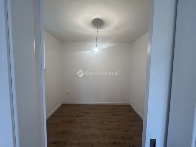 Eladó téglalakás, Vácon 51.99 M Ft, 2 szobás