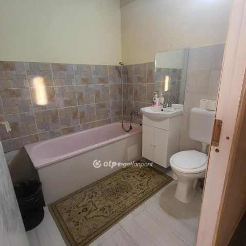 Eladó sorház, Mikepércsen 799 M Ft, 40 szobás