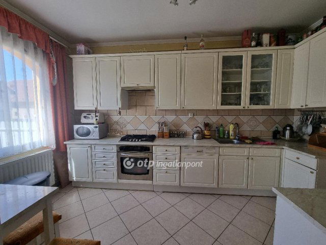 Eladó családi ház, Pápán 89.9 M Ft, 5 szobás