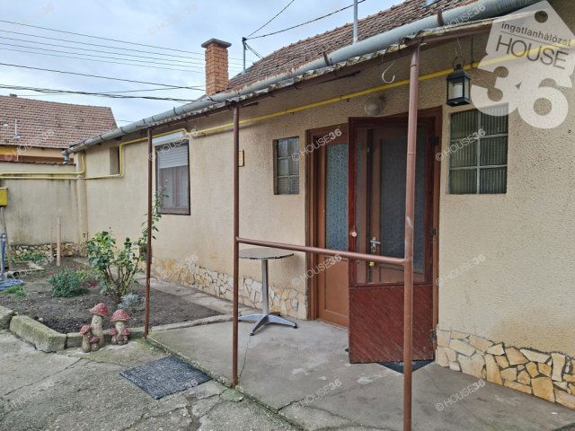 Eladó családi ház, Kiskunfélegyházán 18 M Ft, 2 szobás