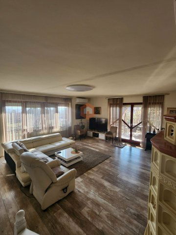 Eladó családi ház, Pécsett 249.9 M Ft, 8 szobás