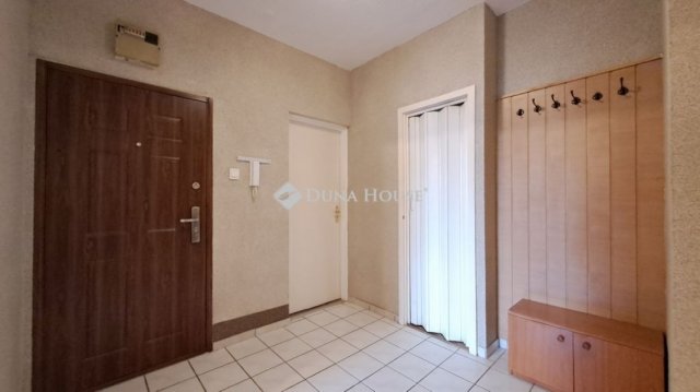 Eladó panellakás, Balatonfüreden 74.99 M Ft, 5 szobás