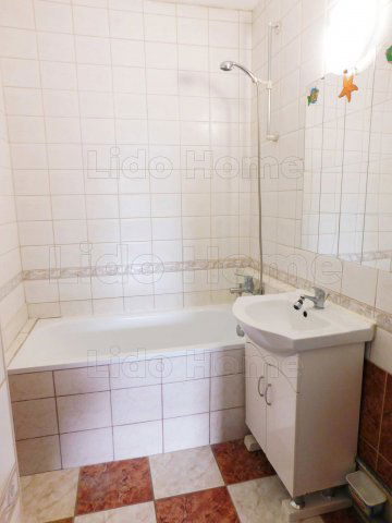 Eladó panellakás, Dombóváron 31.5 M Ft, 8+1 szobás