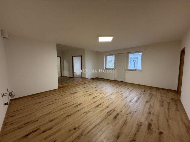 Eladó családi ház, Nyergesújfaluban 79.9 M Ft, 4 szobás