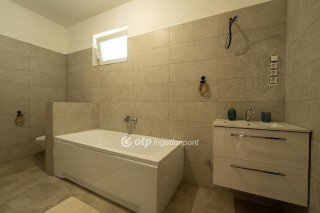 Eladó családi ház, Fóton 99.9 M Ft, 3+2 szobás