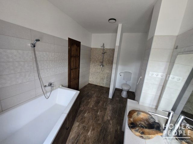 Eladó családi ház, Röszkén 91.99 M Ft, 10+6 szobás