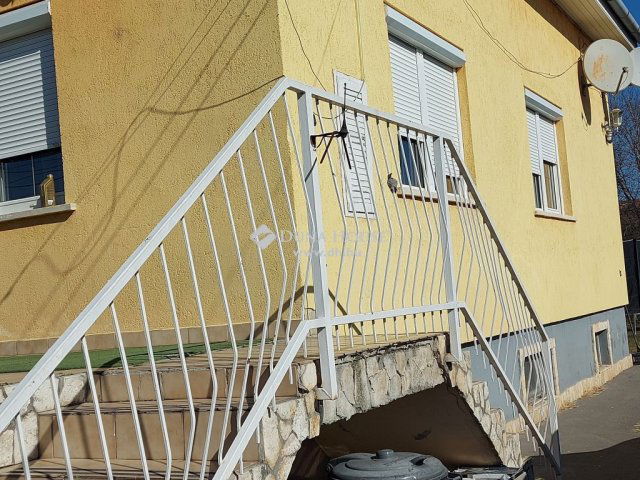 Eladó családi ház, Vecsésen 89 M Ft, 6 szobás