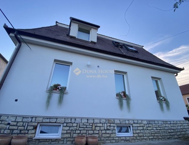 Eladó családi ház, Veszprémben 189.99 M Ft, 7 szobás