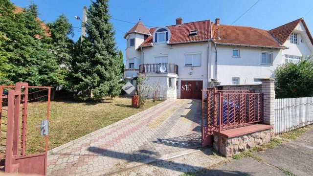 Eladó családi ház, Pécsett, Pellérdi úton 99 M Ft, 5 szobás