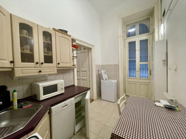 Eladó téglalakás, Budapesten, VI. kerületben, Jókai utcában