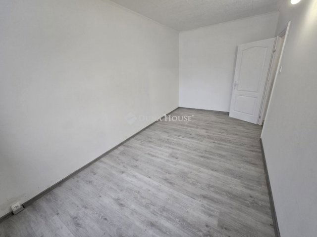 Eladó panellakás, Székesfehérvárott 49.5 M Ft, 2 szobás