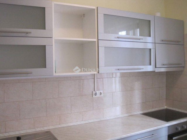 Eladó téglalakás, Győrött 81.5 M Ft, 3 szobás