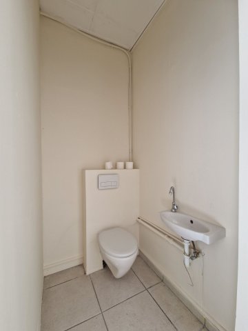 Kiadó üzlethelyiség, Szolnokon 120 E Ft / hó