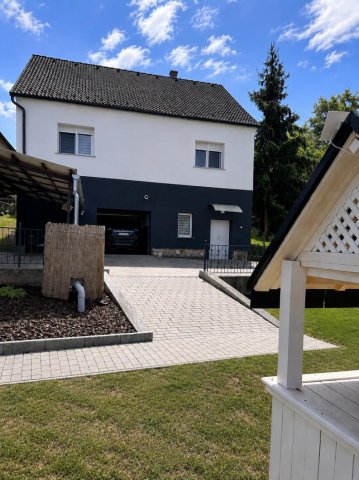 Eladó családi ház, Tatán 115 M Ft, 3 szobás