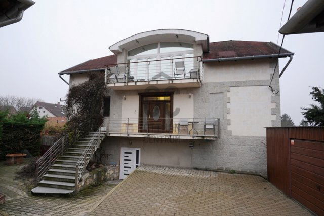 Eladó családi ház, Csömörön 289 M Ft, 7 szobás