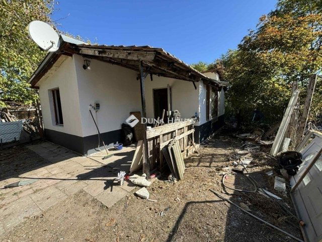 Eladó családi ház, Szegeden 8.9 M Ft, 2 szobás