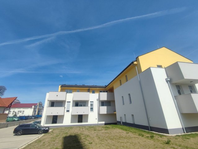 Eladó téglalakás, Komáromban 78 M Ft, 3 szobás