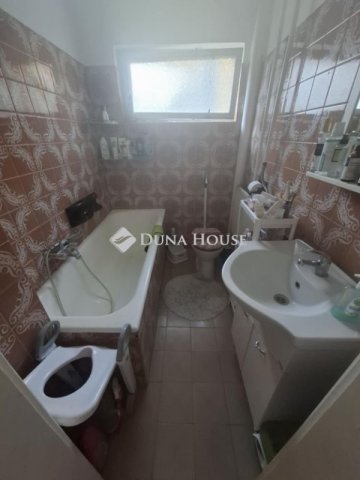 Eladó családi ház, Úrin 74.9 M Ft, 6 szobás