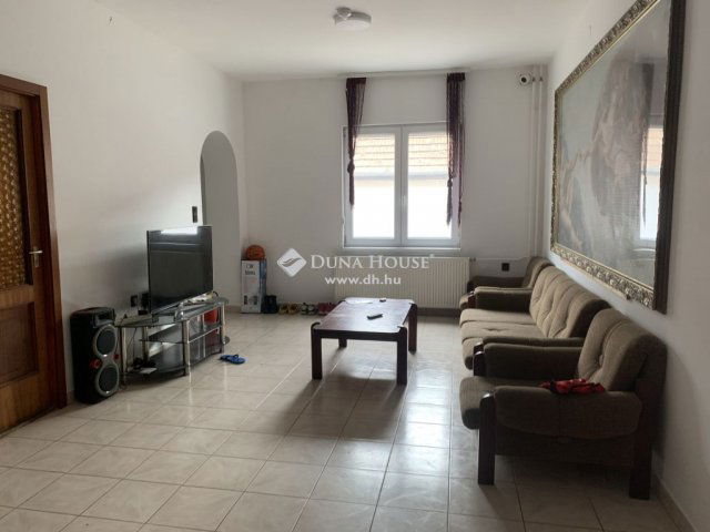 Eladó családi ház, Vecsésen 299.9 M Ft, 13 szobás