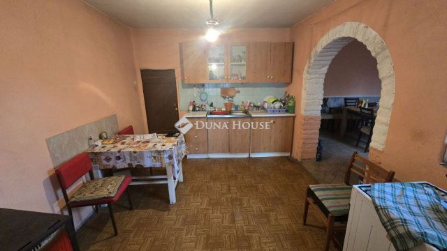 Eladó családi ház, Csikérián 5.99 M Ft, 2 szobás