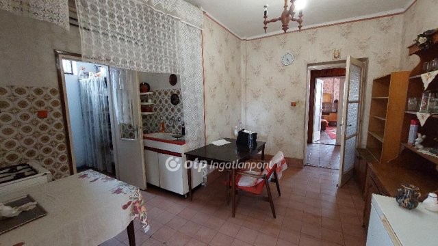 Eladó családi ház, Kisújszálláson 19.5 M Ft, 3 szobás