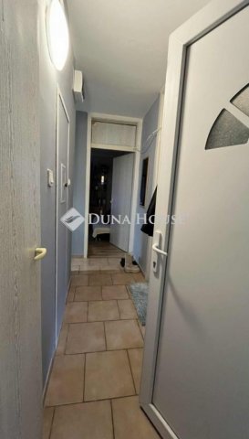 Eladó panellakás, Pétfürdőn 35 M Ft, 2 szobás