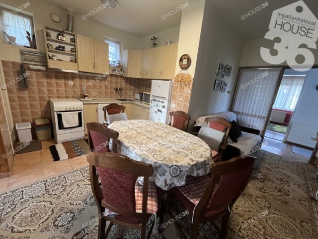 Eladó családi ház, Solton 50 M Ft, 4 szobás