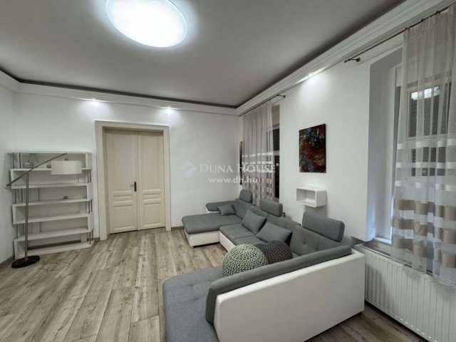 Eladó téglalakás, Pécsett 120 M Ft, 4 szobás