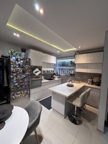 Eladó ikerház, Budapesten, XVIII. kerületben 194 M Ft, 4 szobás