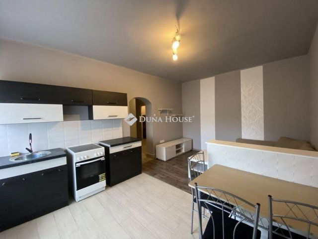 Eladó téglalakás, Komlón 26.9 M Ft, 2 szobás