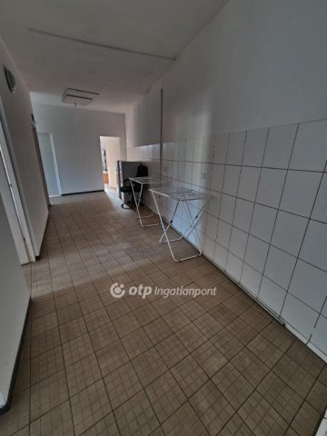 Eladó családi ház, Pápán 249 M Ft, 9+11 szobás
