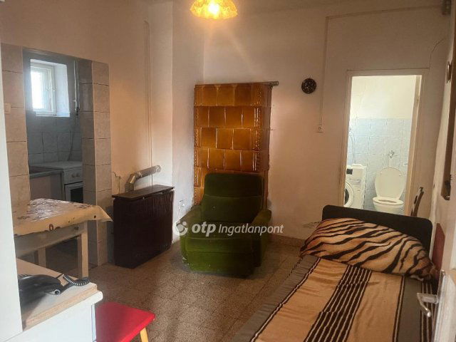 Eladó családi ház, Ajkán 31 M Ft, 1+1 szobás