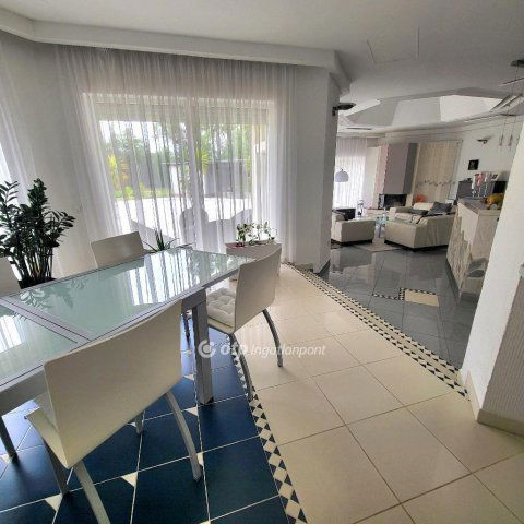 Eladó családi ház, Debrecenben 850 M Ft, 4 szobás