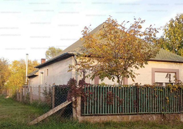 Eladó családi ház, Nagykarácsonyon 19.3 M Ft, 5 szobás