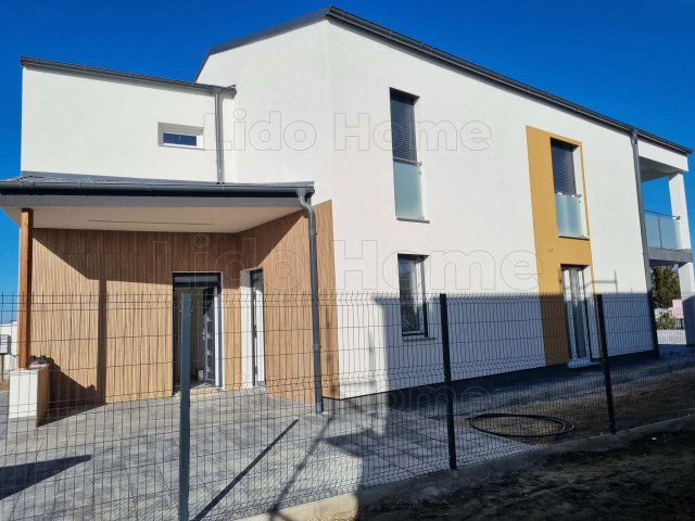 Eladó téglalakás, Siófokon 99.9 M Ft, 3 szobás