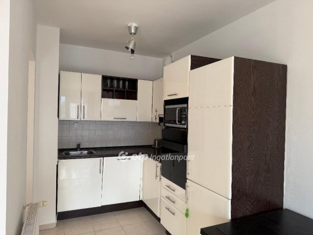 Eladó téglalakás, Pécsett 75 M Ft, 2+1 szobás