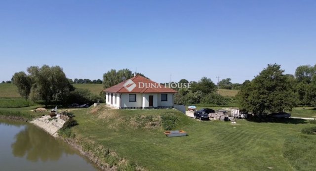 Eladó családi ház, Ajkán 349.999 M Ft, 3 szobás