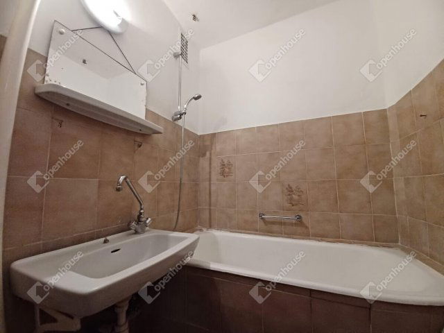 Eladó panellakás, Debrecenben 63.9 M Ft, 3 szobás