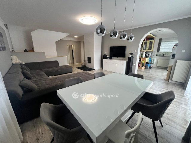 Eladó családi ház, Halásztelken 199.9 M Ft, 7 szobás