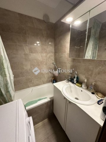 Eladó panellakás, Pécsett 54.9 M Ft, 3 szobás