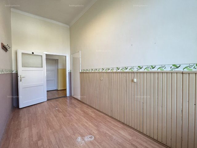 Kiadó iroda, Kaposváron, Fő utcában 27 E Ft / hó, 1 szobás